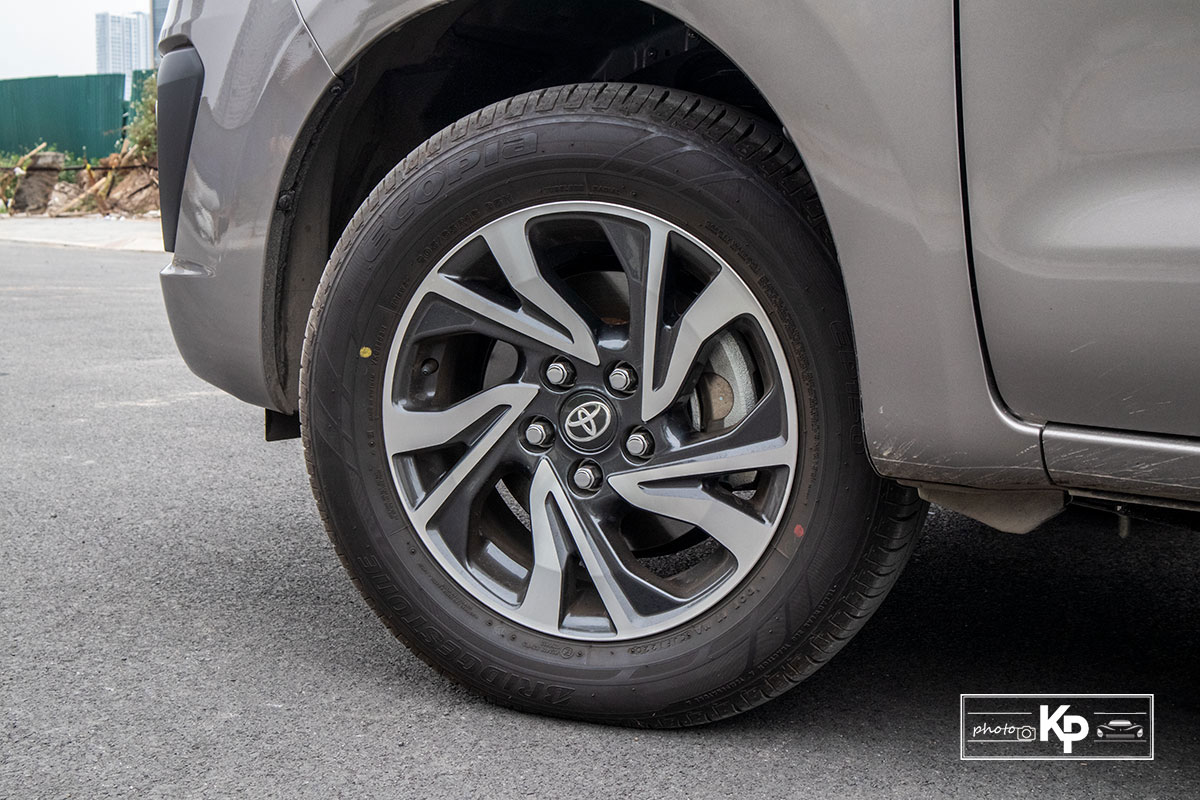Fotografija kotača Toyota Innova 2.0G 2021