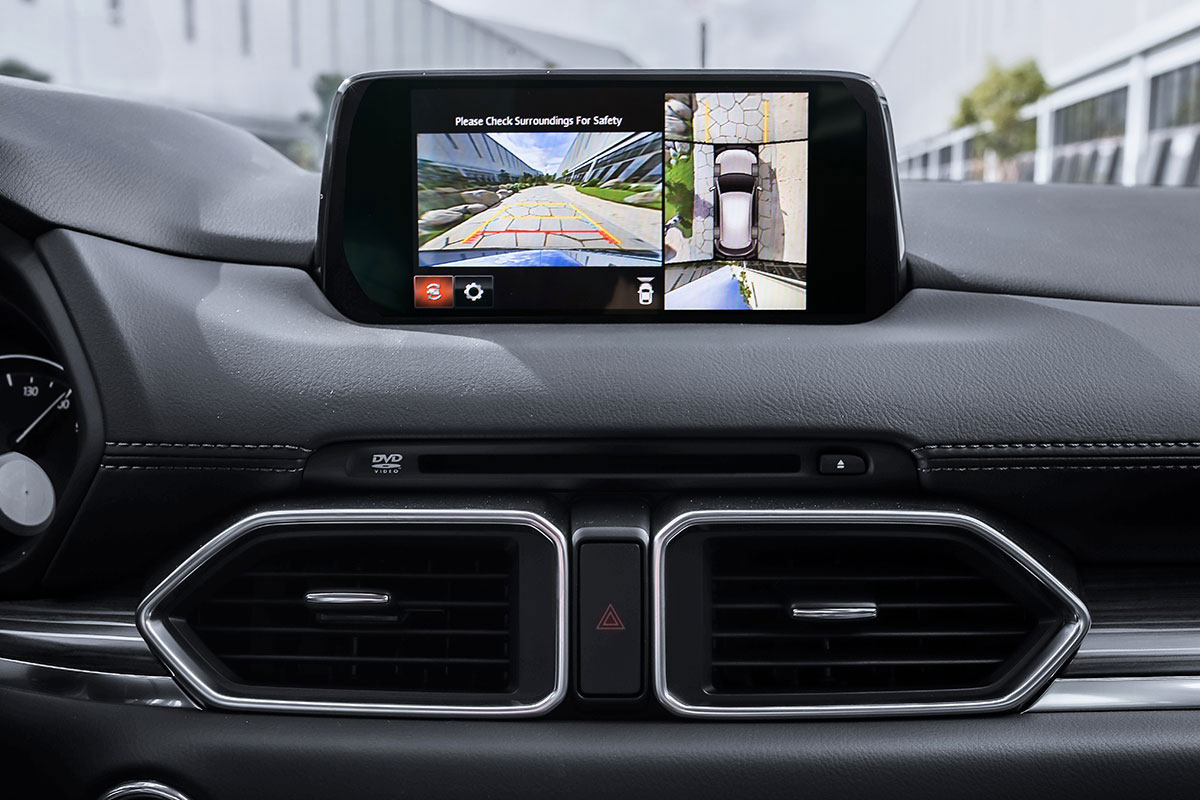 Khoang cabin Mazda Cx5.