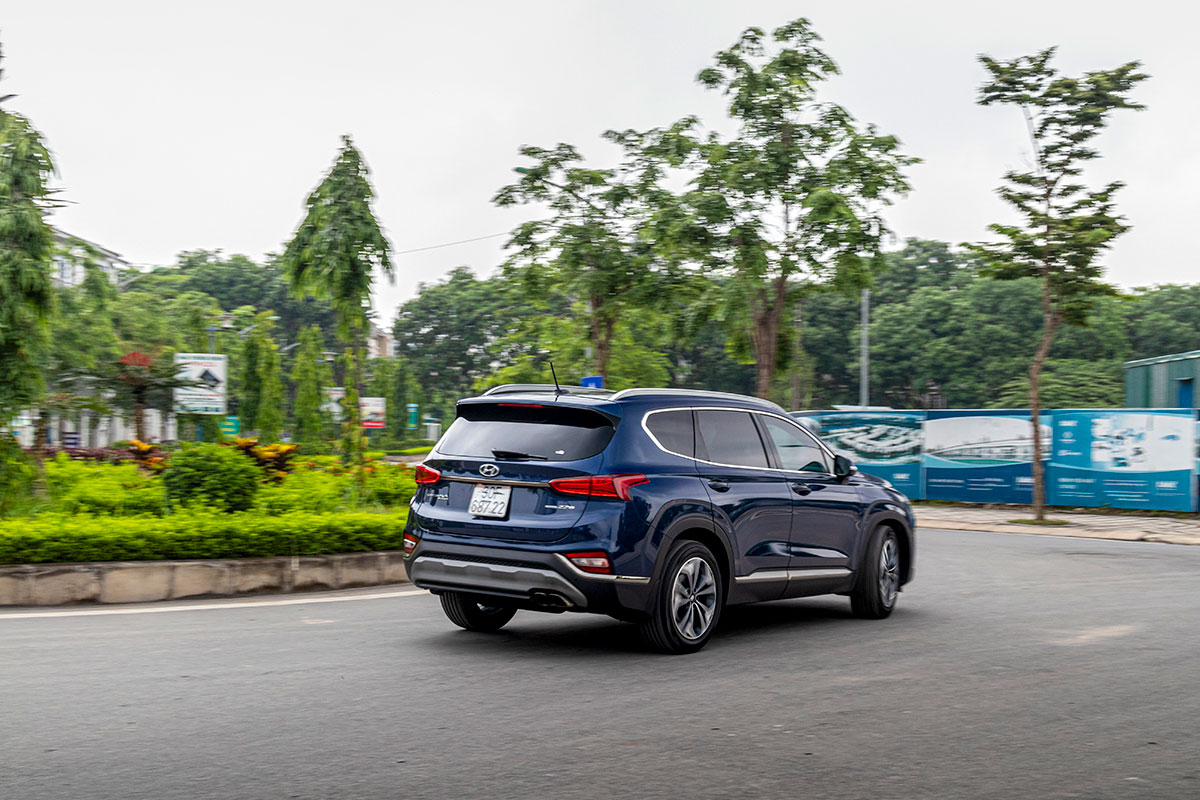 Đại lý xả hàng, Hyundai Santa Fe giảm giá mạnh tới gần trăm triệu đồng - Ảnh 1.