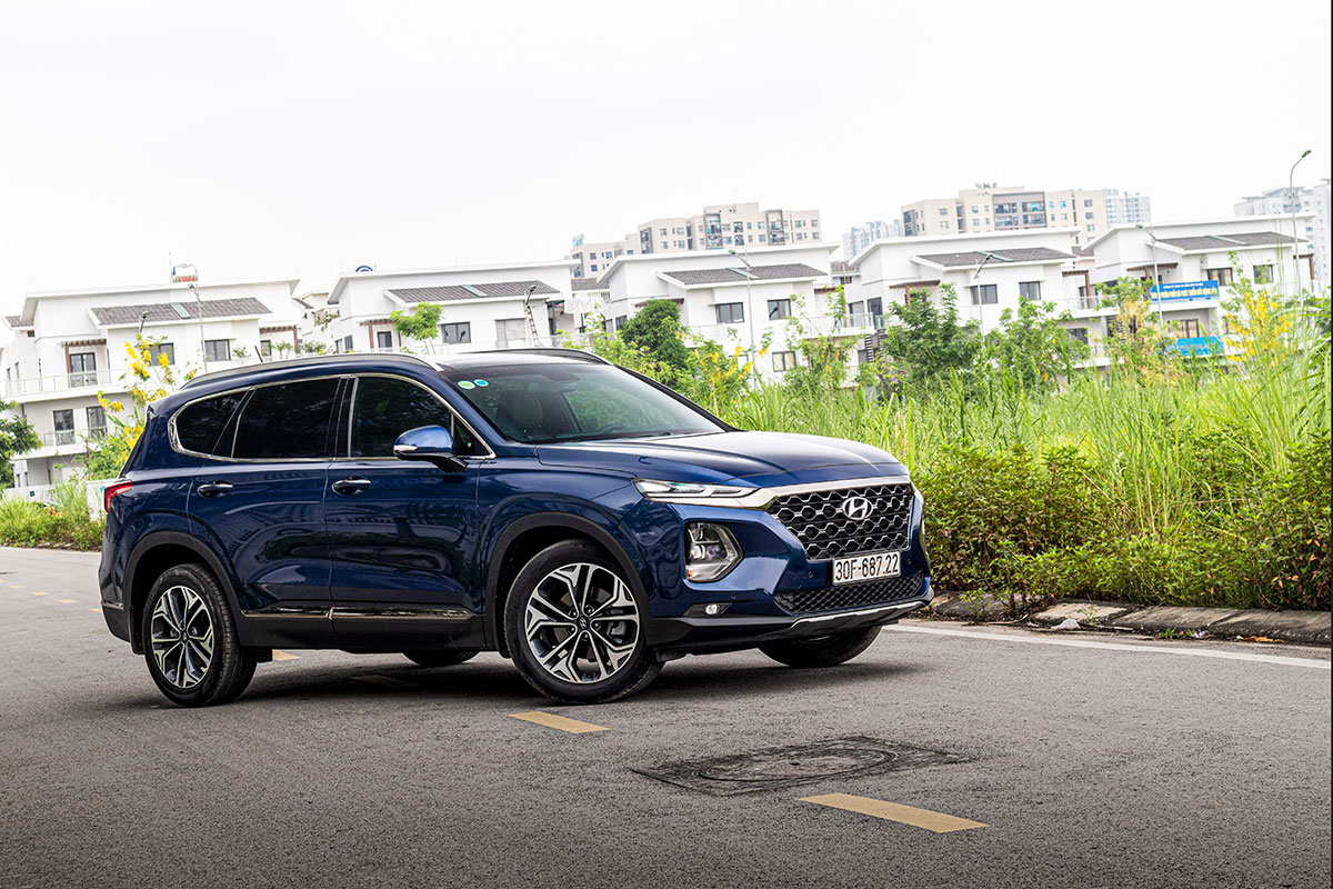 Hyundai Santa Fe giảm giá mạnh tới gần trăm triệu.