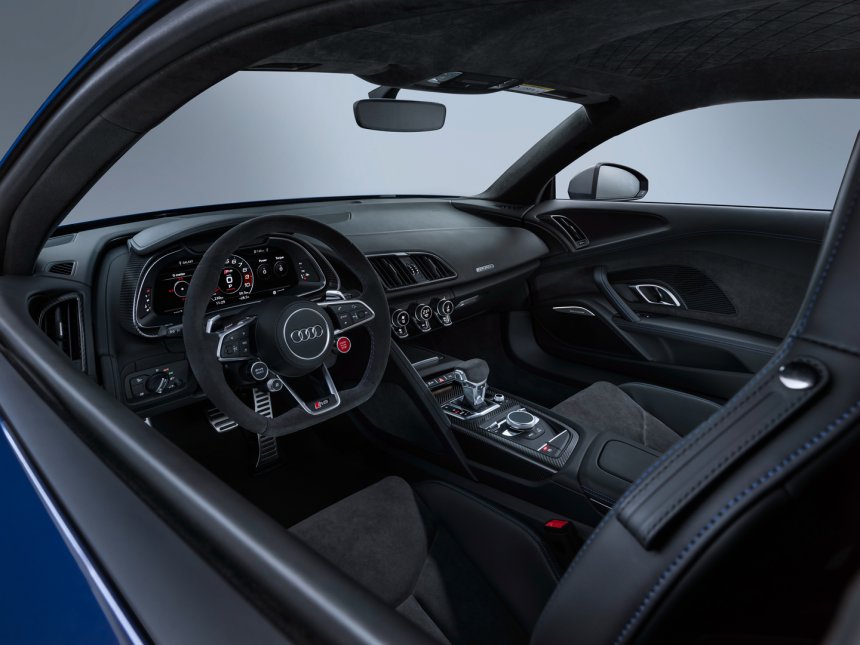 Audi R8 V10 Plus 2021 cuốn hút từ mọi góc nhìn.