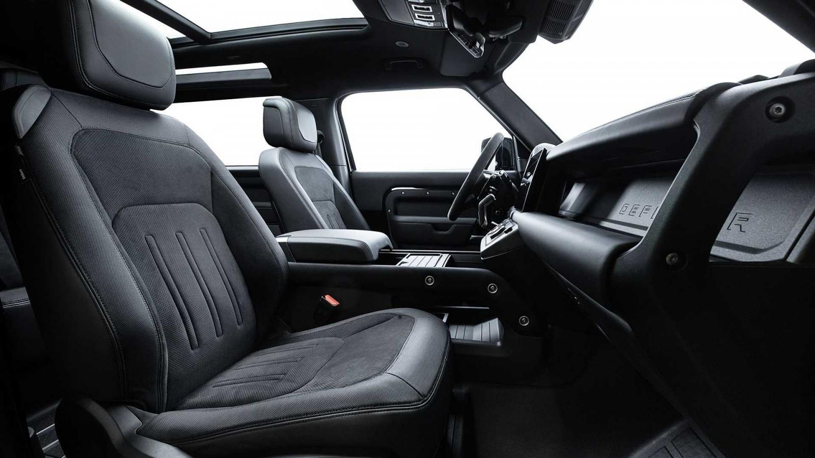 Land Rover Defender 2022 V8 tích hợp công nghệ tăng cường trải nghiệm lái.