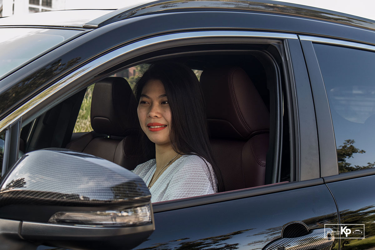 Nữ 9X Hà Thành đánh giá xe Toyota Corolla Cross a13