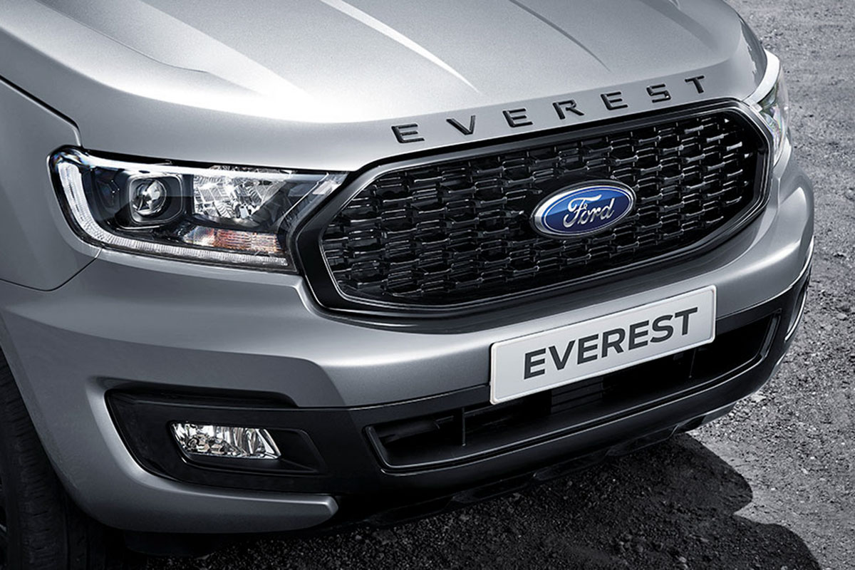 Lưới tản nhiệt và dòng chữ Everest được sơn đen bóng trên Ford Everest Sport 2021.