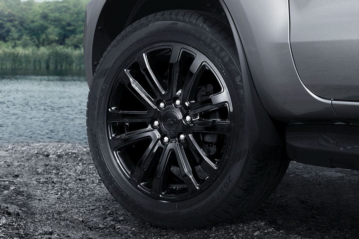 la-zăng 20 inch được sơn đen bóng trên Ford Everest Sport 2021.