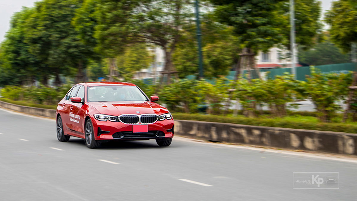 Ảnh Vận hành xe BMW 320i 2021