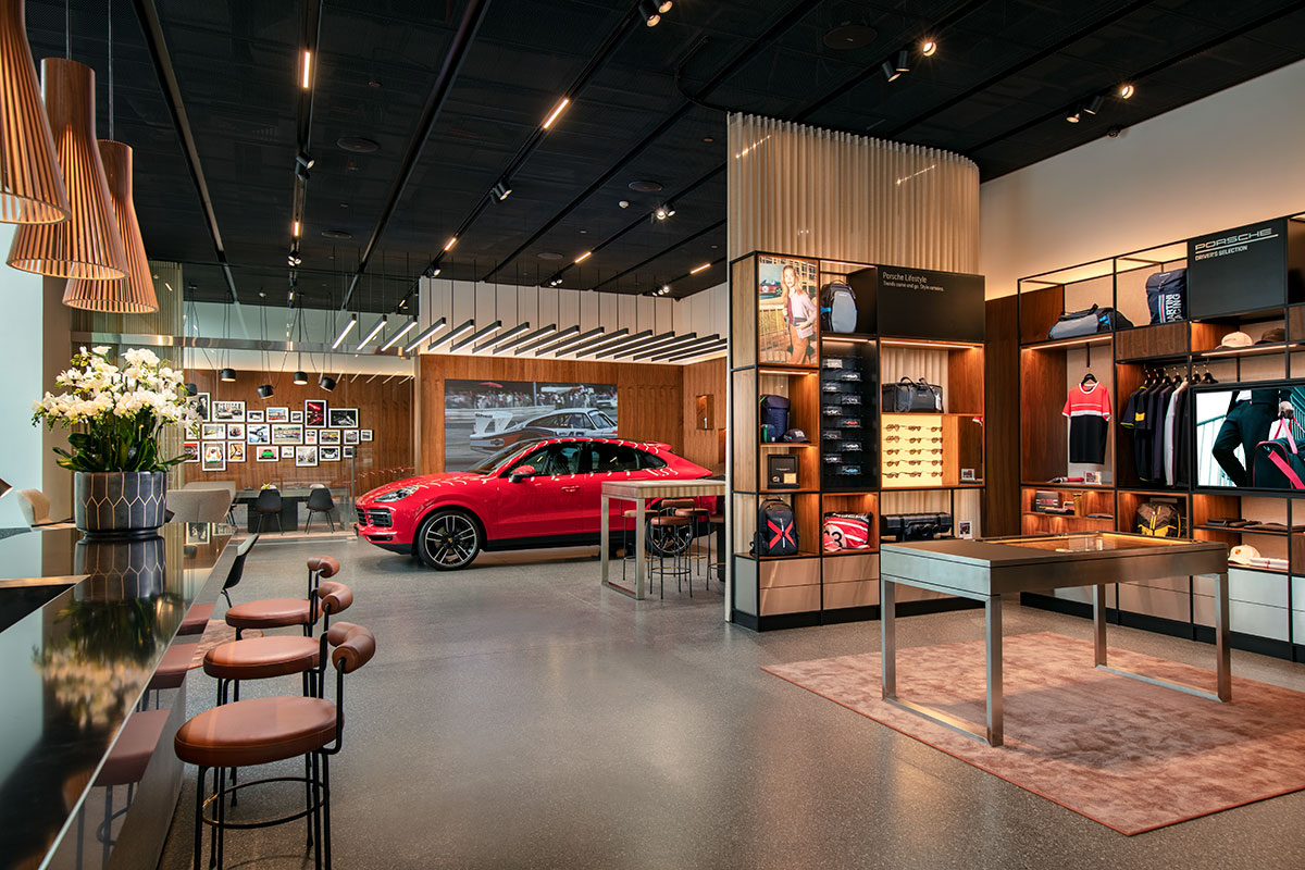 Đây là Porsche Studio đầu tiên của thị trường Việt Nam, đồng thời, là một trong những điểm đến đầu tiên trên thế giới mang khái niệm kiến trúc toàn cầu mới của Porsche.