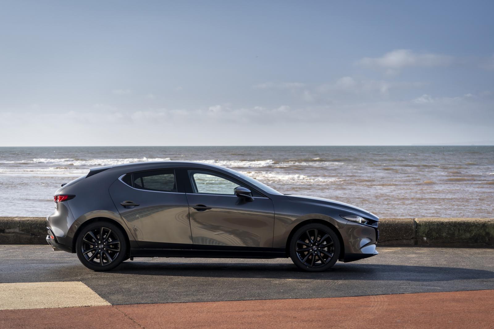 Mazda 3 2021 tích hợp hệ thống động cơ mới hiện đại hơn, mạnh mẽ và tiết kiệm nhiên liệu.