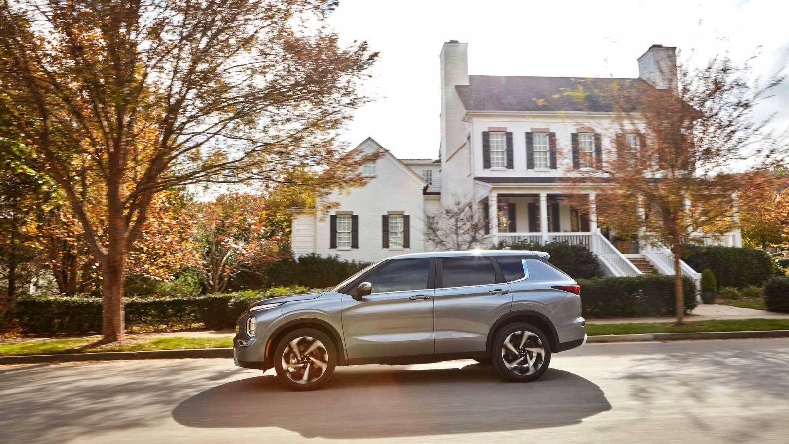 Mitsubishi Outlander 2022 thế hệ mới tăng giá nhẹ.