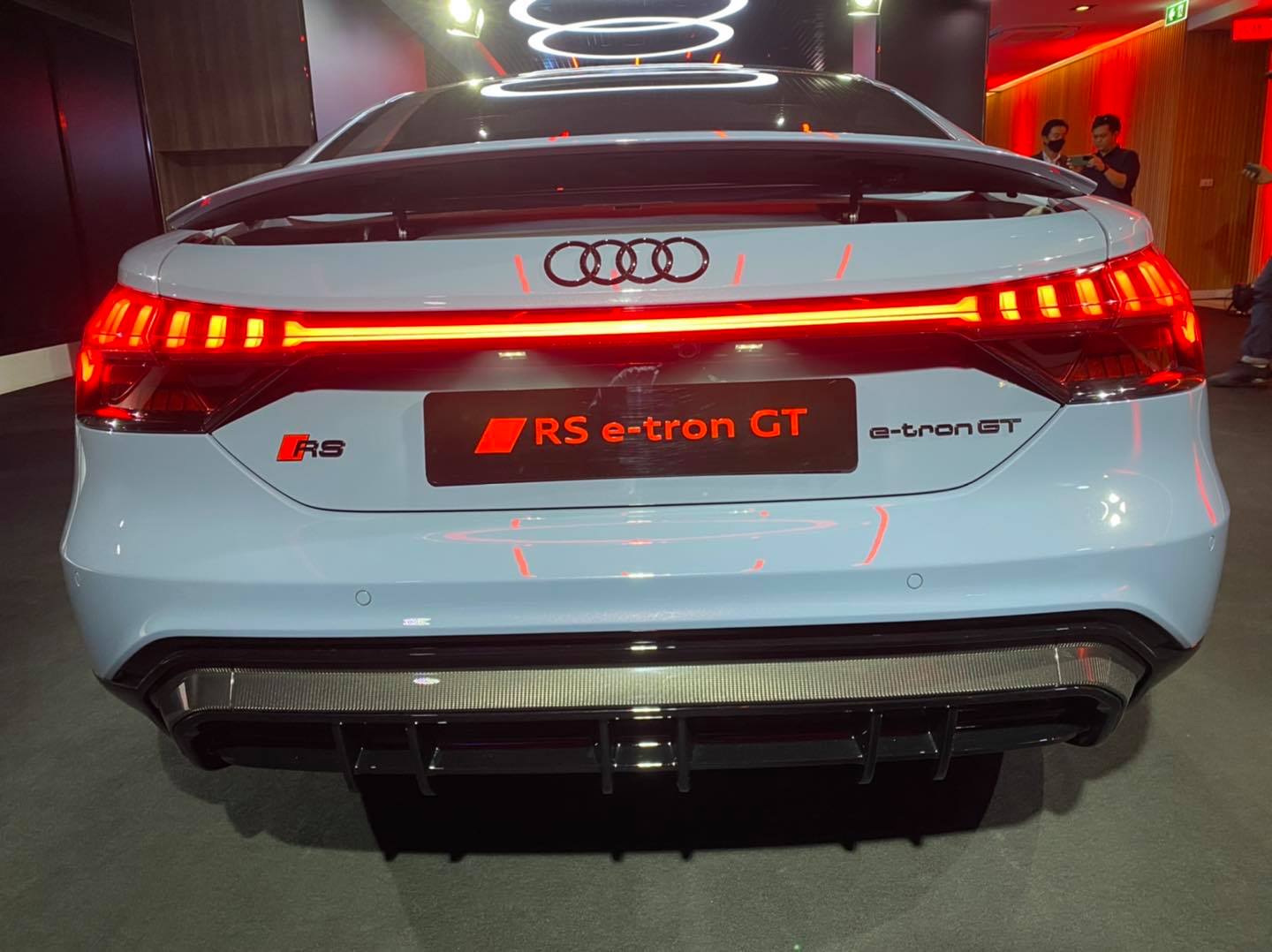 Audi e-tron GT mạnh mẽ và thân thiện môi trường.