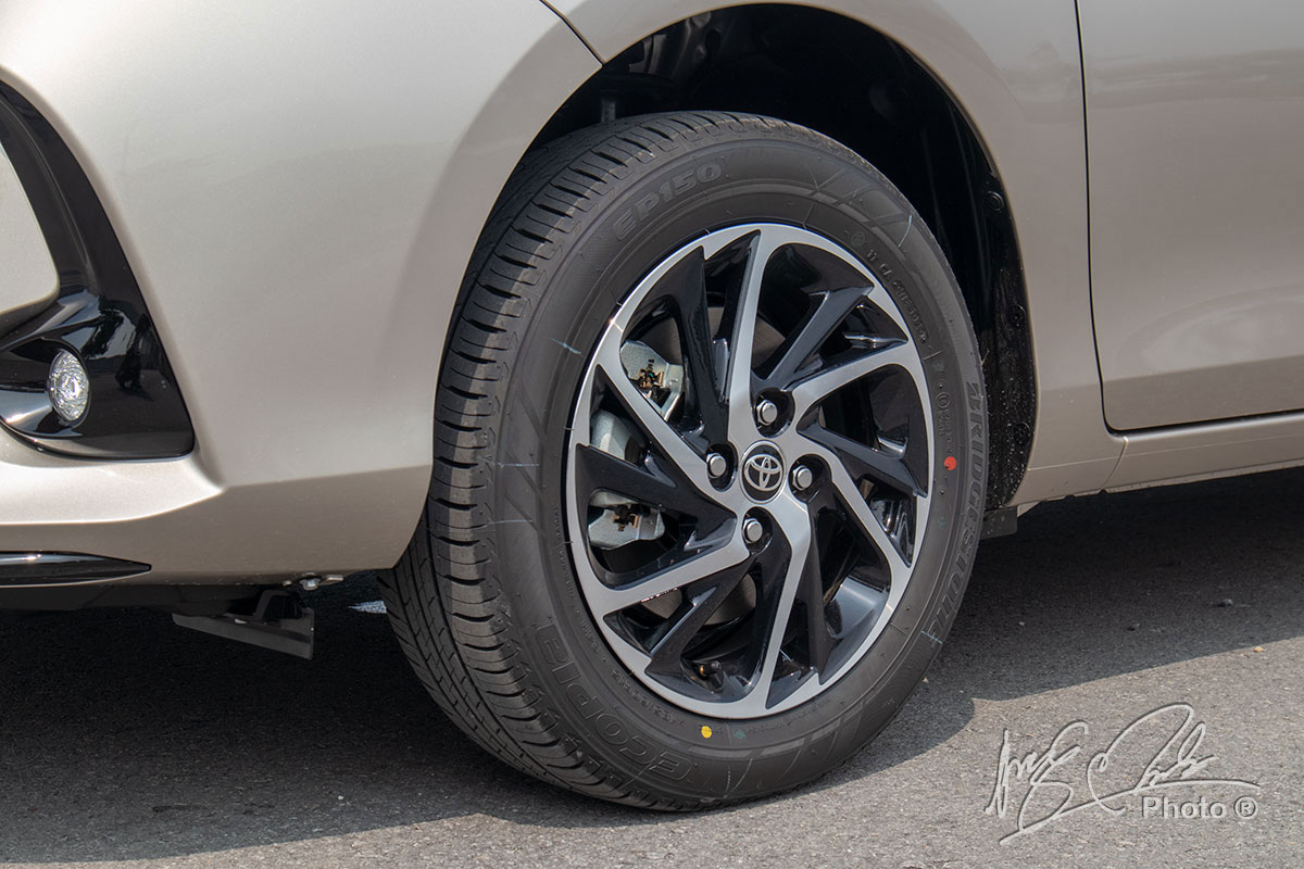 Đánh giá xe Toyota Vios G CVT 2021: Thiết kế la-zăng mới 2 tông màu.