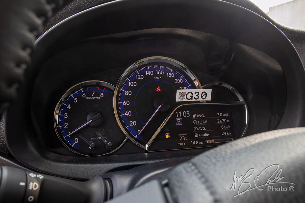Đánh giá xe Toyota Vios G CVT 2021: Cụm đồng hồ tốc độ.