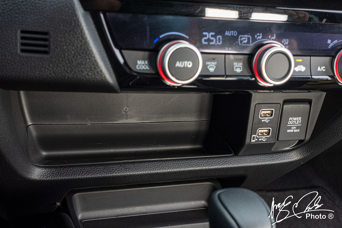 Khu vực để điện thoại trên bảng điều khiển của Honda City RS 2021.