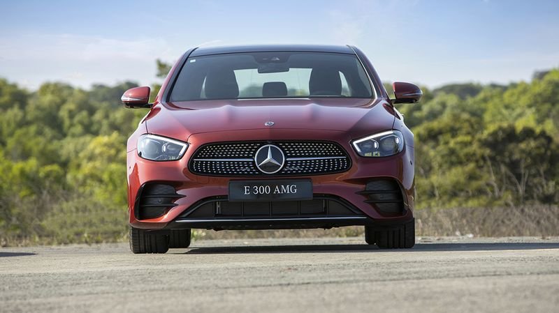 Giá xe Mercedes E 300 AMG 2023 kèm lăn bánh & ưu đãi mới nhất (2/2023)