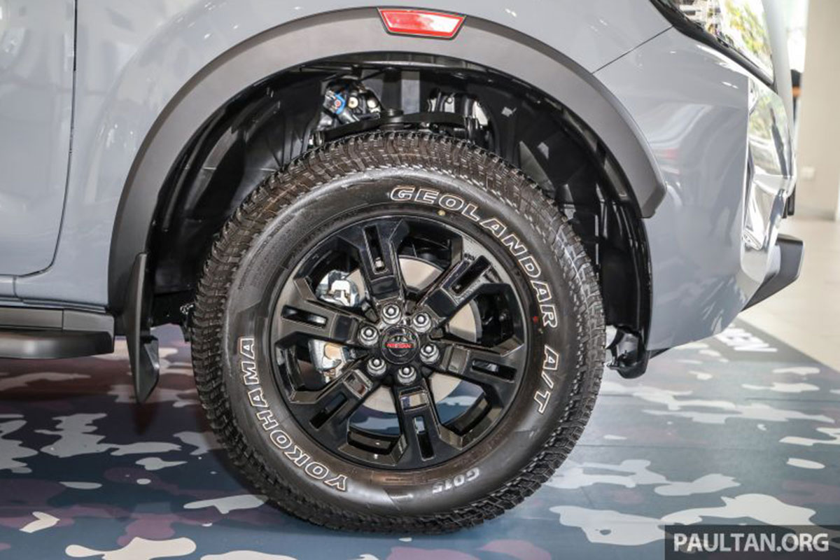 Bộ la-zăng 17 inch đi kèm lốp địa hình trên Nissan Navara 2021 bản Pro-4X Bộ la-zăng 17 inch đi kèm lốp địa hình trên Nissan Navara 2021 bản Pro-4X 1