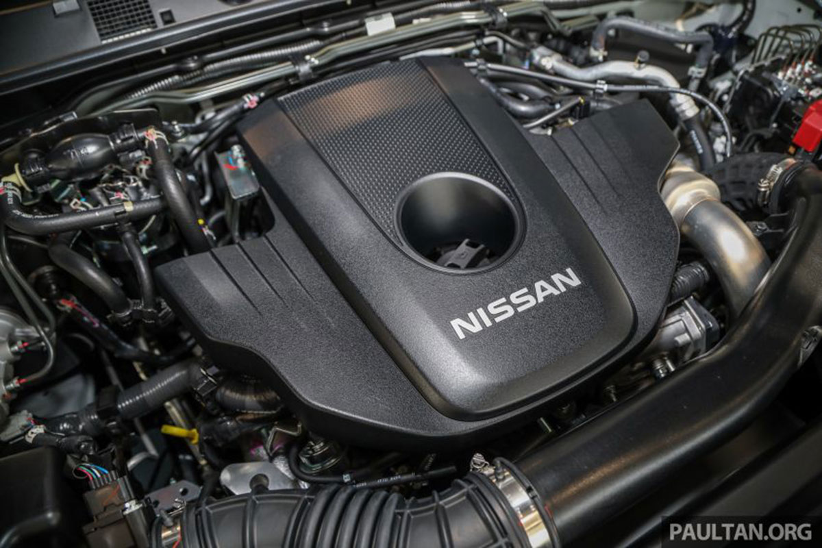 Khoang động cơ xe Nissan Navara 2021 tại Malaysia 1