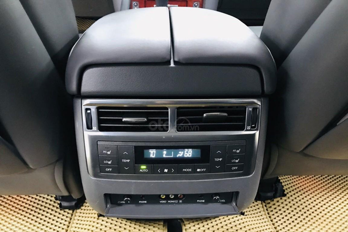 Cửa gió điều hòa cho hàng ghế thứ hai trên xe Lexus LX 570 2008 1