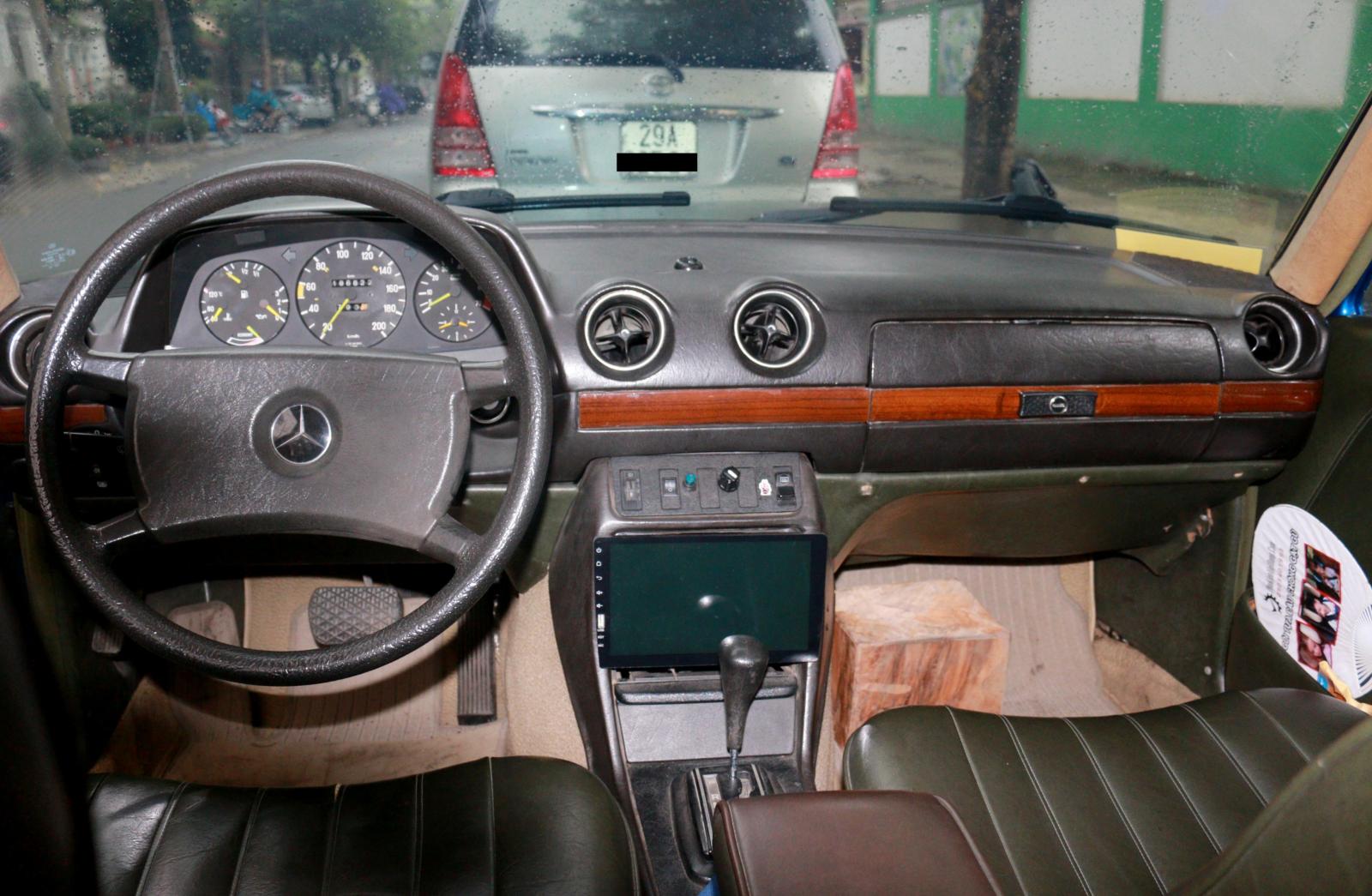Nội thất bên trong xe Mercedes Benz W1984.