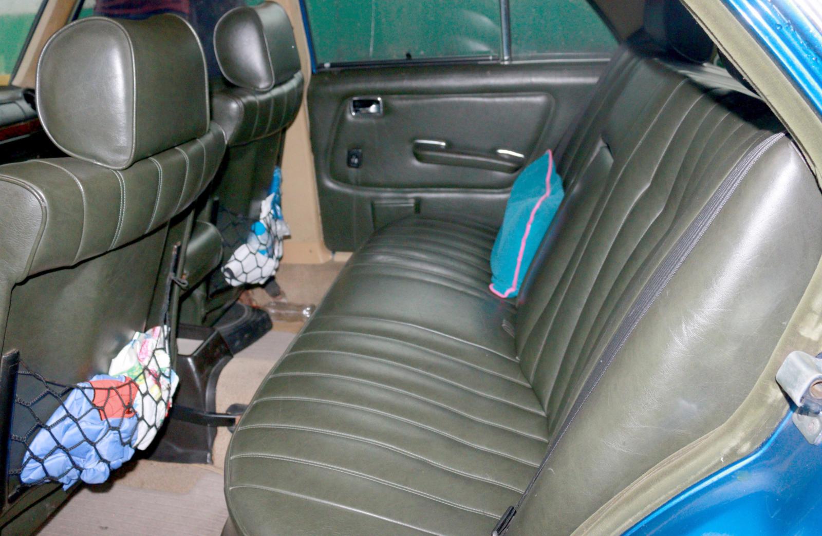 Nội thất bên trong xe Mercedes Benz W1984.