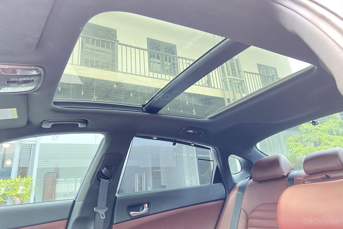 Cửa sổ trời trên xe Kia K5 2018 1