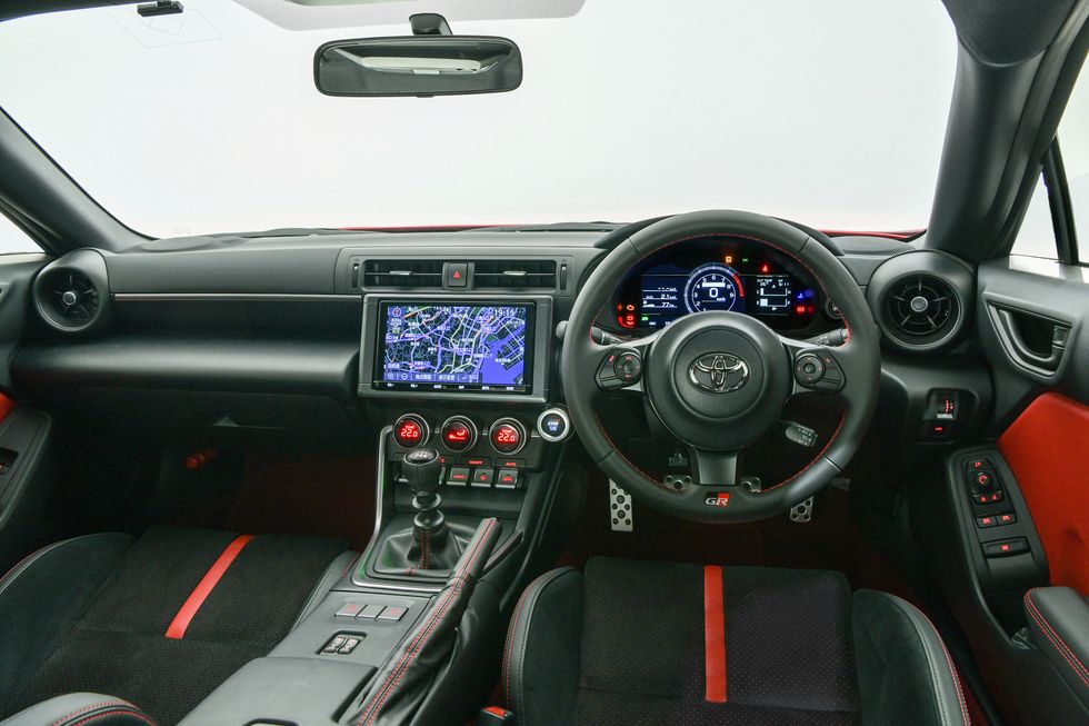 Toyota GR 86 2022 thế hệ mới thừa hưởng hơi hướng thiết kế nội thất từ Subaru BRZ.