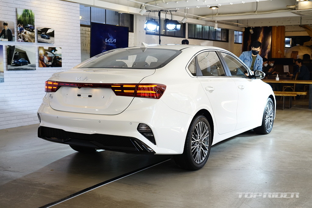 Kia Cerato 2021 trở nên bắt mắt hơn nữa.