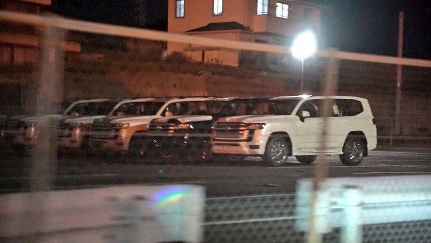 Lộ diện hàng dài Toyota Land Cruiser thế hệ mới tại bãi đỗ xe - Ảnh 2 Lộ diện hàng dài Toyota Land Cruiser thế hệ mới tại bãi đỗ xe - Ảnh 2.