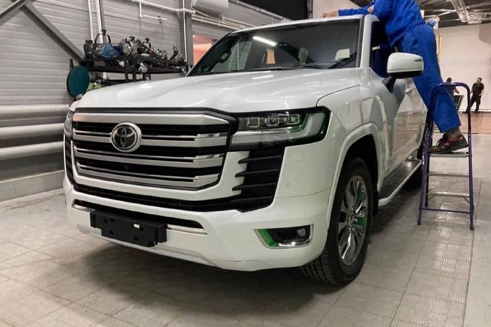 Lộ diện hàng dài Toyota Land Cruiser thế hệ mới tại bãi đỗ xe - Ảnh 1 Lộ diện hàng dài Toyota Land Cruiser thế hệ mới tại bãi đỗ xe - Ảnh 1.