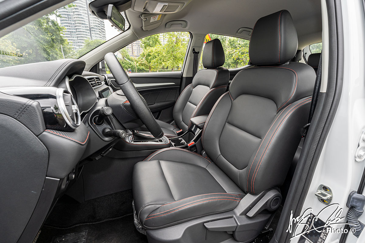 Ocjena automobila MG ZS STD+ 2021: Prednja sjedala obložena su mehanički podesivom kožom.