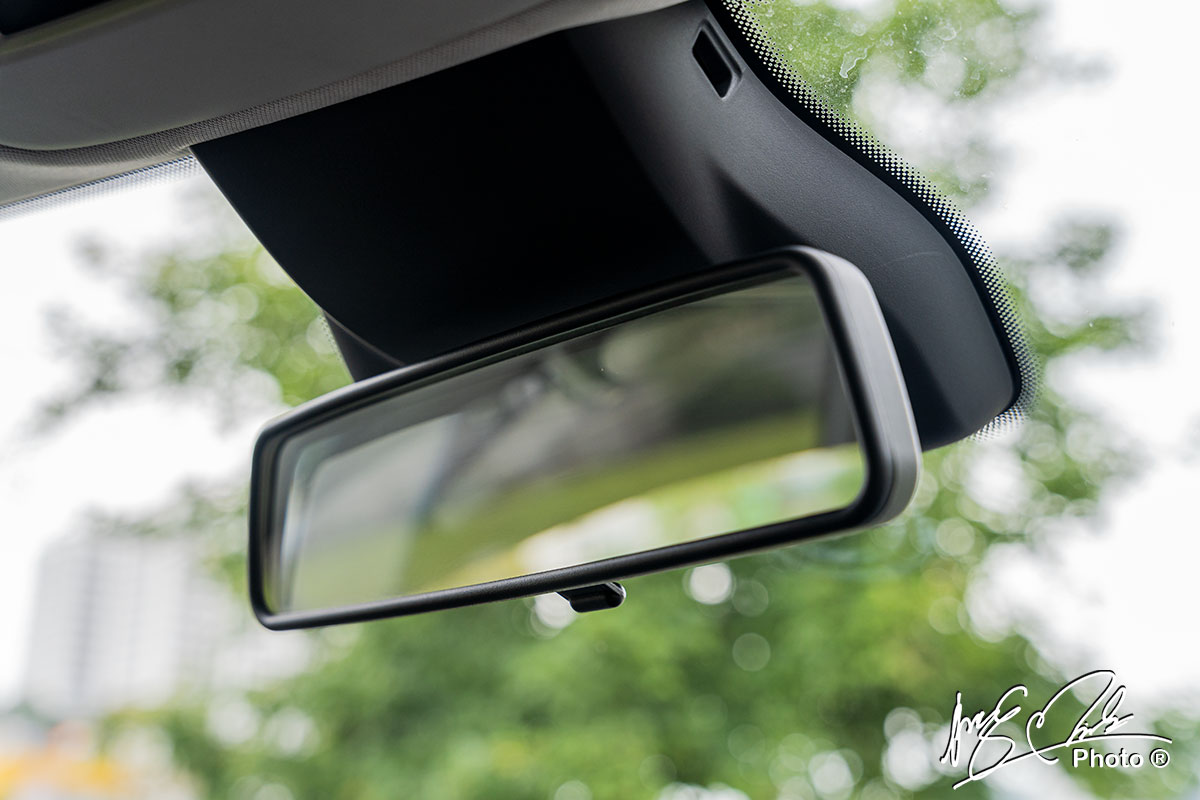 đánh giá xe MG ZS STD+ 2021: Cổng USB tích hợp trên gương chiếu hậu dành cho camera hành trình.