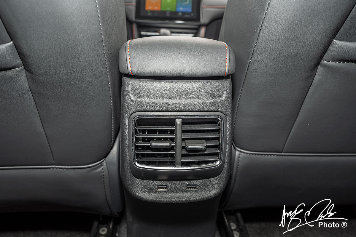 đánh giá xe MG ZS STD+ 2021: Cửa gió hàng ghế sau tích hợp 2 cổng sạc USB.