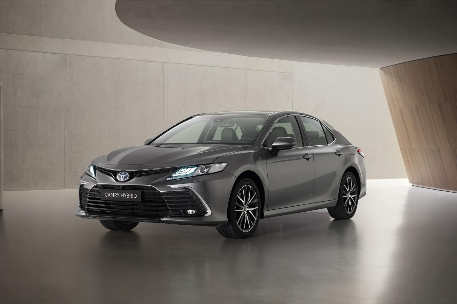 Toyota Việt Nam chuẩn bị bung "hàng" HOT: Camry thêm bản Hybrid, loạt xe đón nhận bản GR-S 2