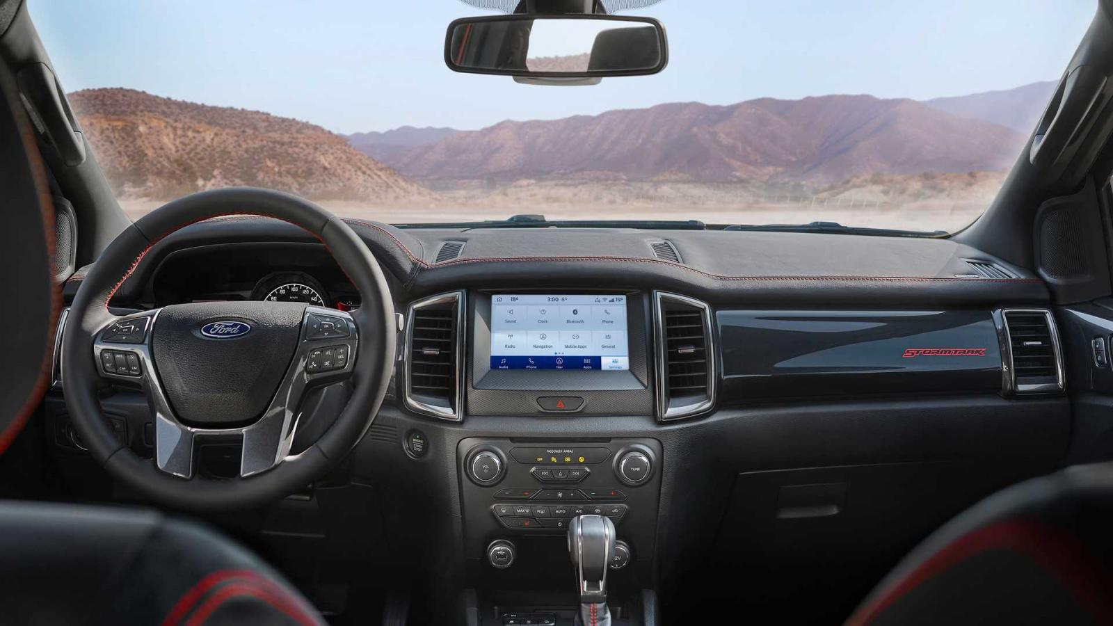 Nội thất Ford Ranger Stormtrak sang trọng và hiện đại.