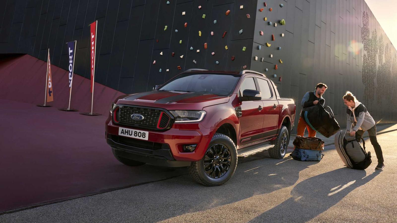 Ford Ranger Stormtrak cao cấp, bắt mắt và hầm hố hơn các biến thể tiêu chuẩn.