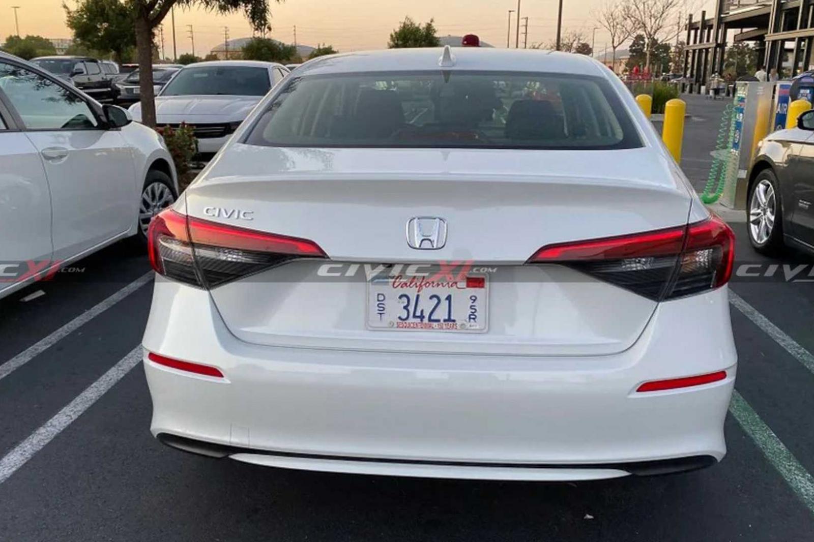 Cận cảnh Honda Civic 2022 bằng "xương bằng thịt" ngoài đời - Ảnh 2 Cận cảnh Honda Civic 2022 bằng "xương bằng thịt" ngoài đời - Ảnh 2.