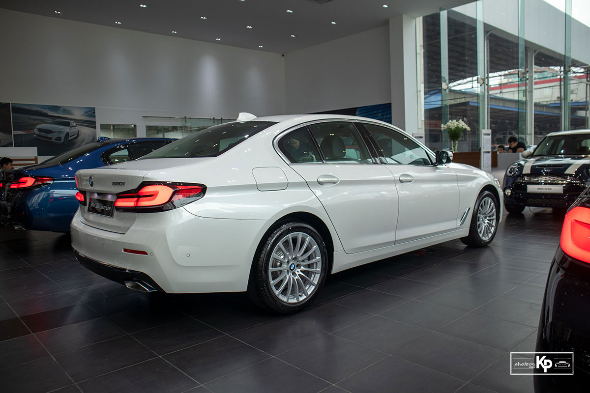 Chốt giá gần 2,5 tỷ đồng, BMW 520i Luxury 2021 có gì để đấu Mercedes-Benz E200 Exclusive a3