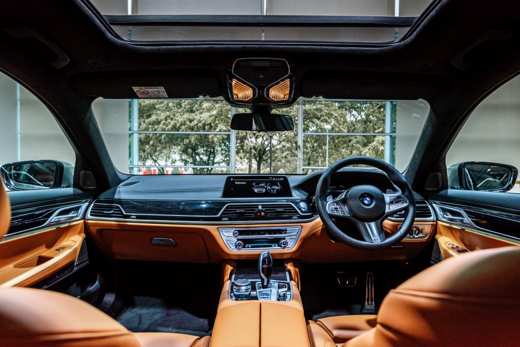 BMW 740Le xDrive M Sport trang bị tối tân.