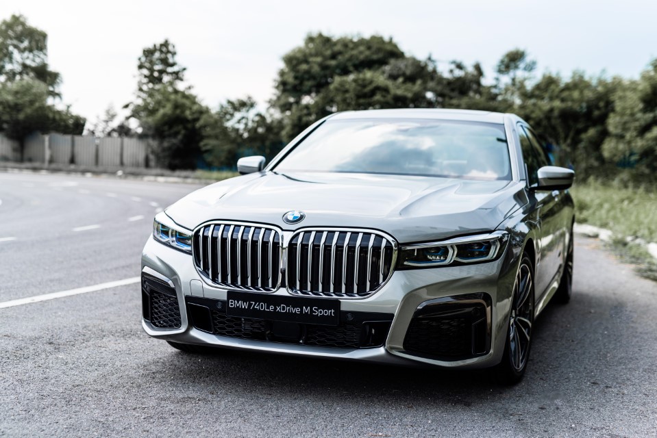 BMW 740Le xDrive M Sport mới chào giá hơn 3,3 tỷ đồng.