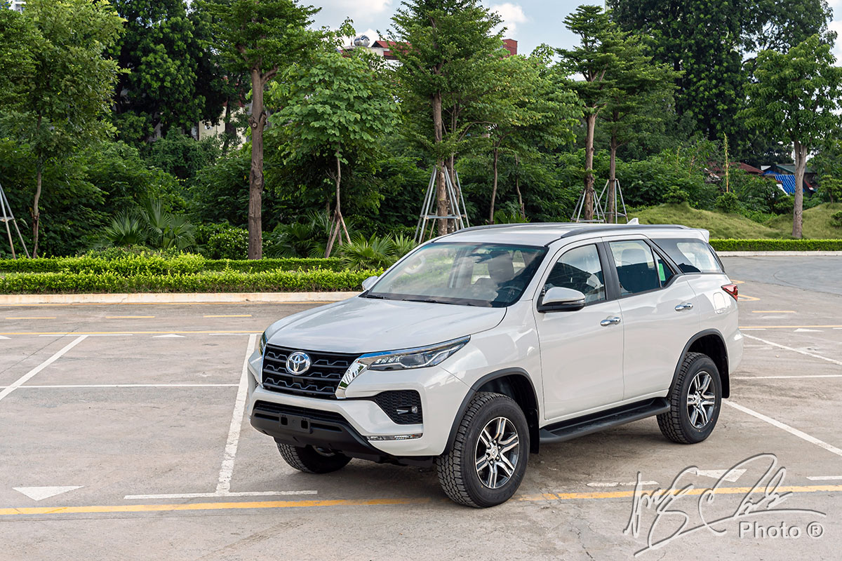 Toyota Fortuner có cả phiên bản số sàn và số tự động.