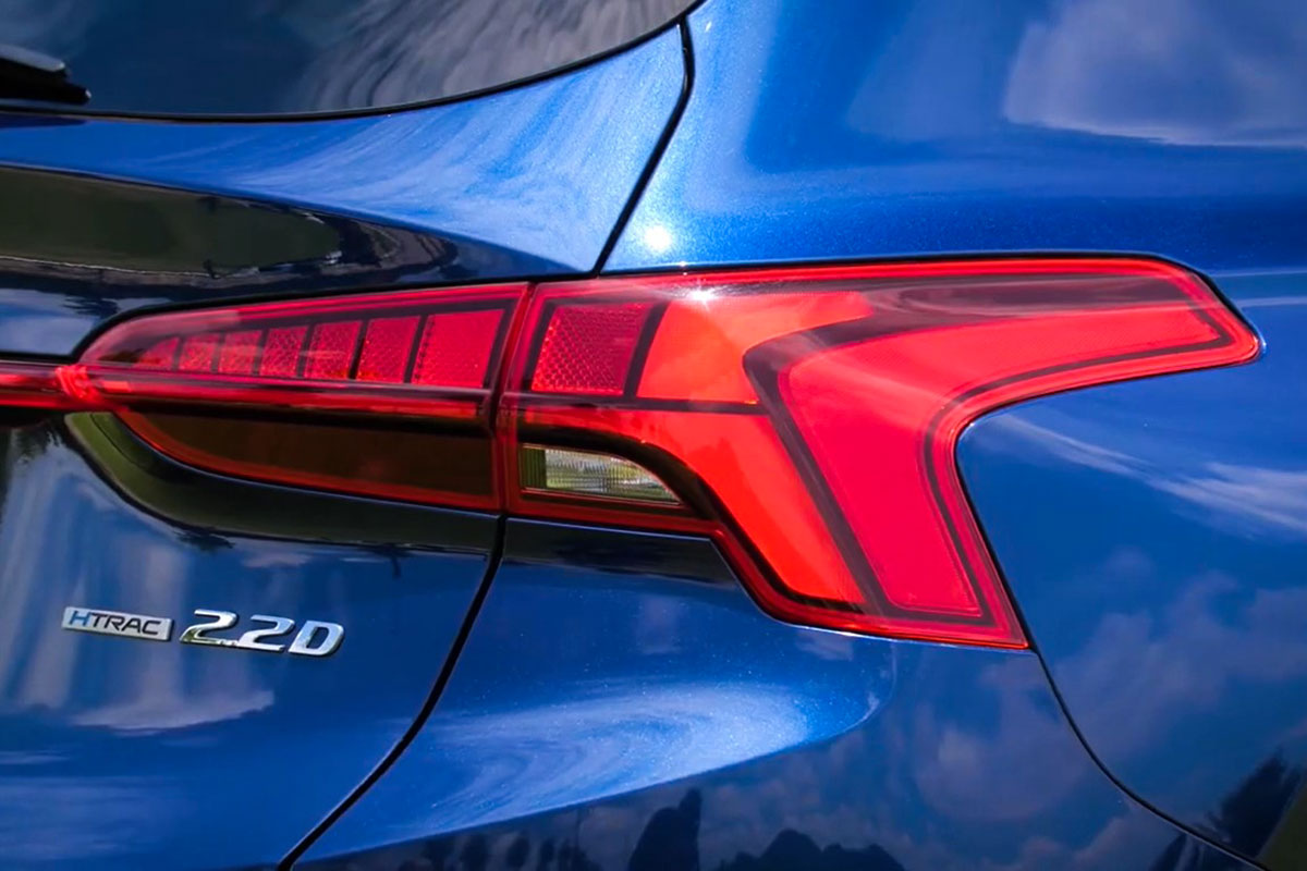 Chốt giá 1,340 tỷ đồng, Hyundai Santa Fe 2021 Dầu cao cấp có gì để cạnh tranh với Kia Sorento? a10