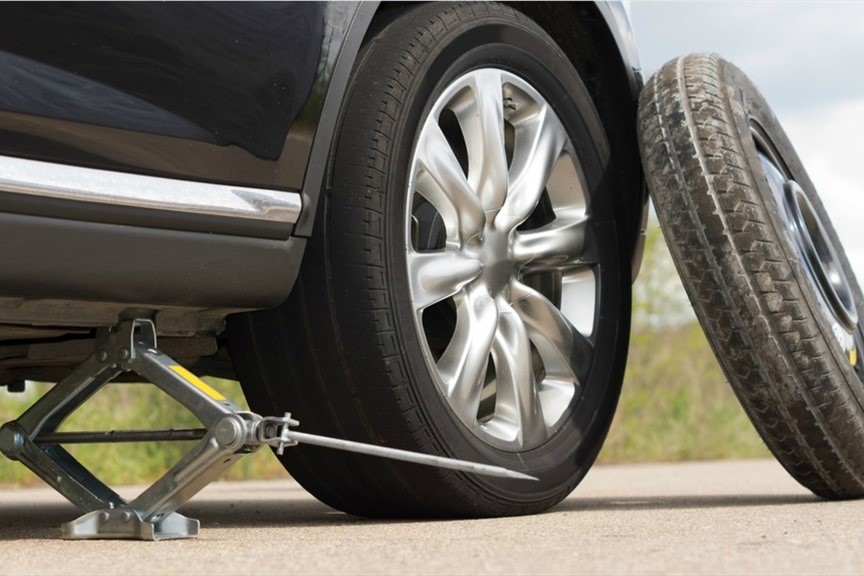 Kỹ thuật sửa xe ô tô cơ bản - lái mới học ngay để yên tâm vượt đường dài Kỹ thuật sửa xe ô tô cơ bản - lái mới học ngay để yên tâm vượt đường dài 1