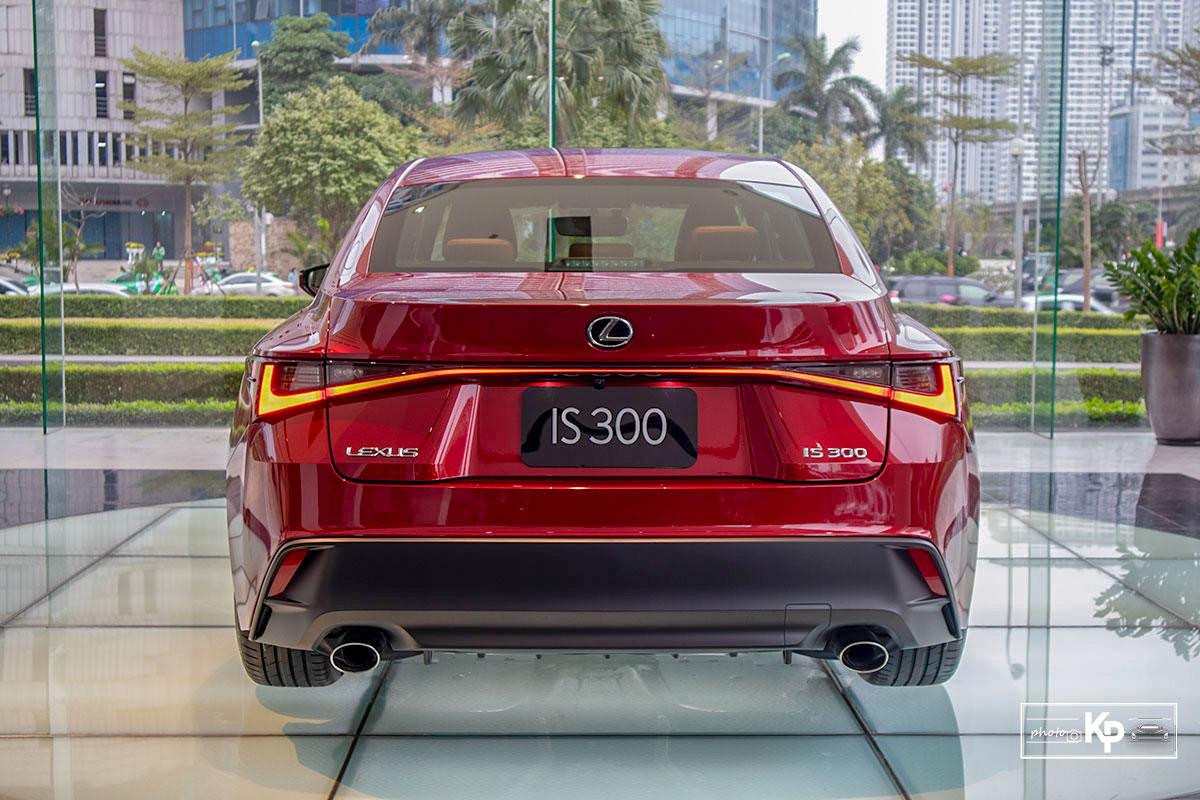 đuôi xe Lexus IS 2021.