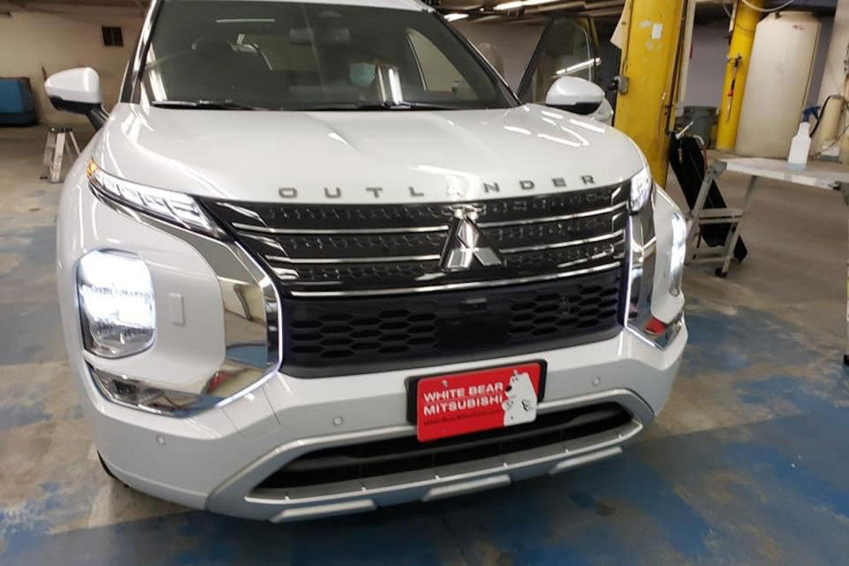 Ảnh thực tế Mitsubishi Outlander thế hệ mới tại đại lý: Quá đẹp, thay đổi đáng giá để thách thức CR-V, CX-5 2 Ảnh thực tế Mitsubishi Outlander thế hệ mới tại đại lý: Quá đẹp, thay đổi đáng giá để thách thức CR-V, CX-5 a2