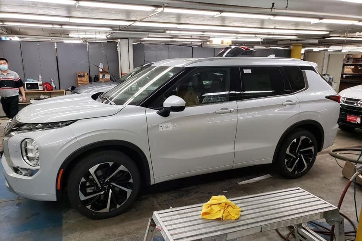 Ảnh thực tế Mitsubishi Outlander thế hệ mới tại đại lý: Quá đẹp, thay đổi đáng giá để thách thức CR-V, CX-5 3 Ảnh thực tế Mitsubishi Outlander thế hệ mới tại đại lý: Quá đẹp, thay đổi đáng giá để thách thức CR-V, CX-5 a3