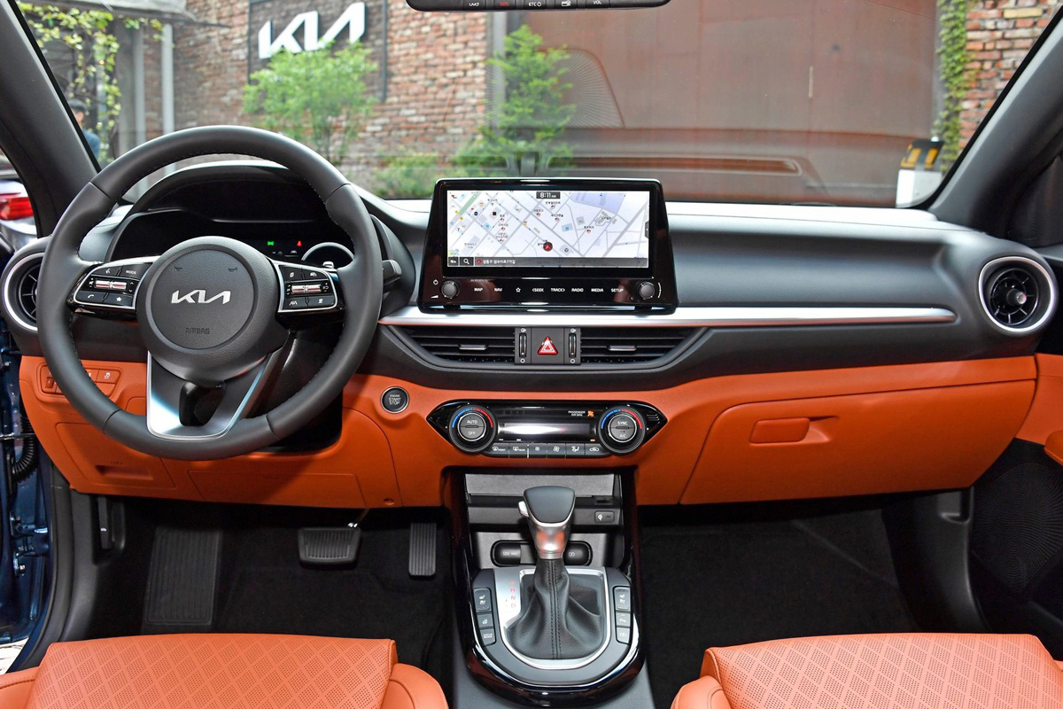 Nội thất được bổ sung thêm gam màu cam nâu tương tự.