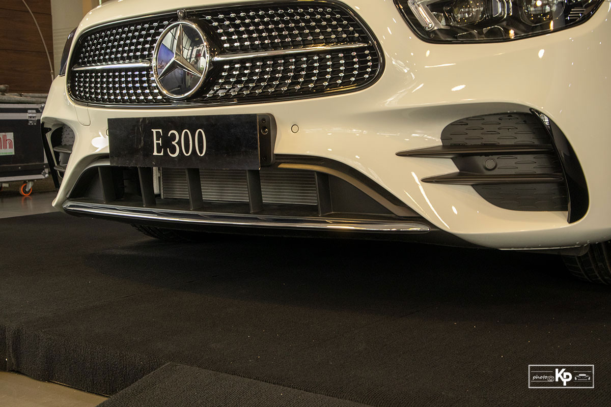 Rẻ hơn BMW 530i M-Sport 300 triệu đồng, Mercedes-Benz E300 AMG 2021 có gì hấp dẫn? a9