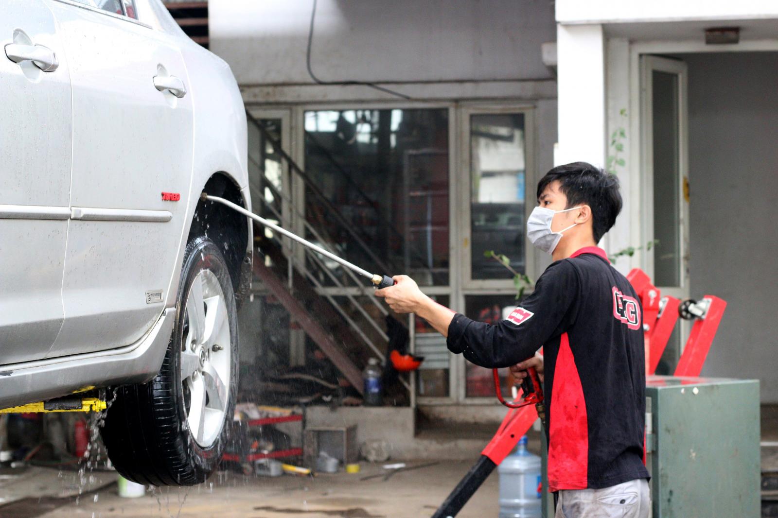 Rửa sạch gầm xe bằng vòi bơm cao áp Rửa sạch gầm xe bằng vòi bơm cao áp.