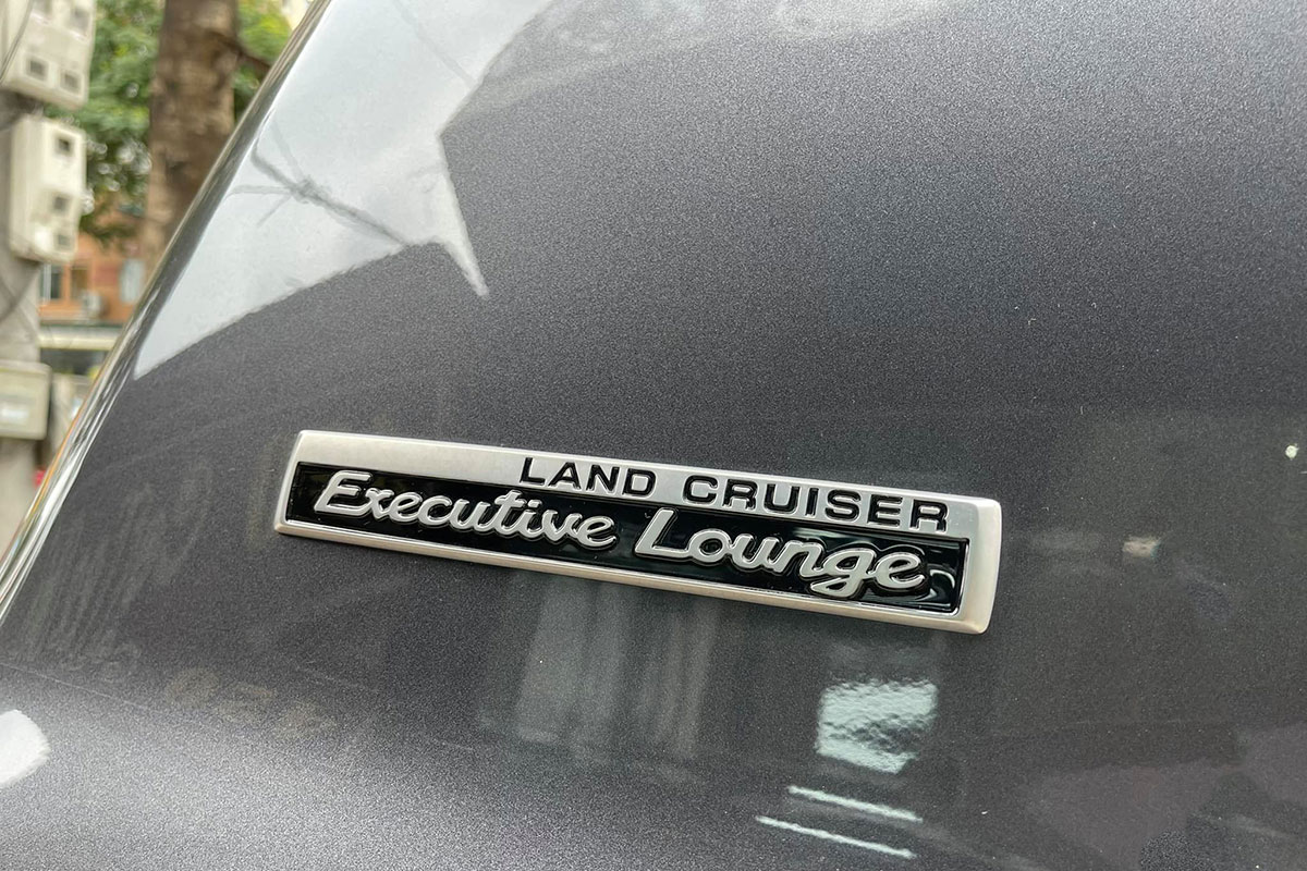 Sắp ra mắt thế hệ mới, chiếc Toyota Land Cruiser 2021 màu độc cuối cùng về Việt Nam tìm chủ 21a