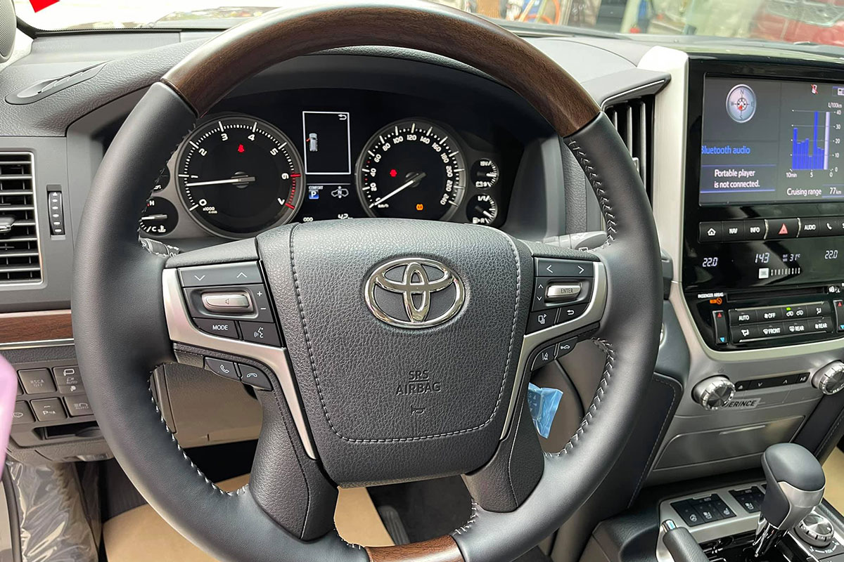 Sắp ra mắt thế hệ mới, chiếc Toyota Land Cruiser 2021 màu độc cuối cùng về Việt Nam tìm chủ 7a