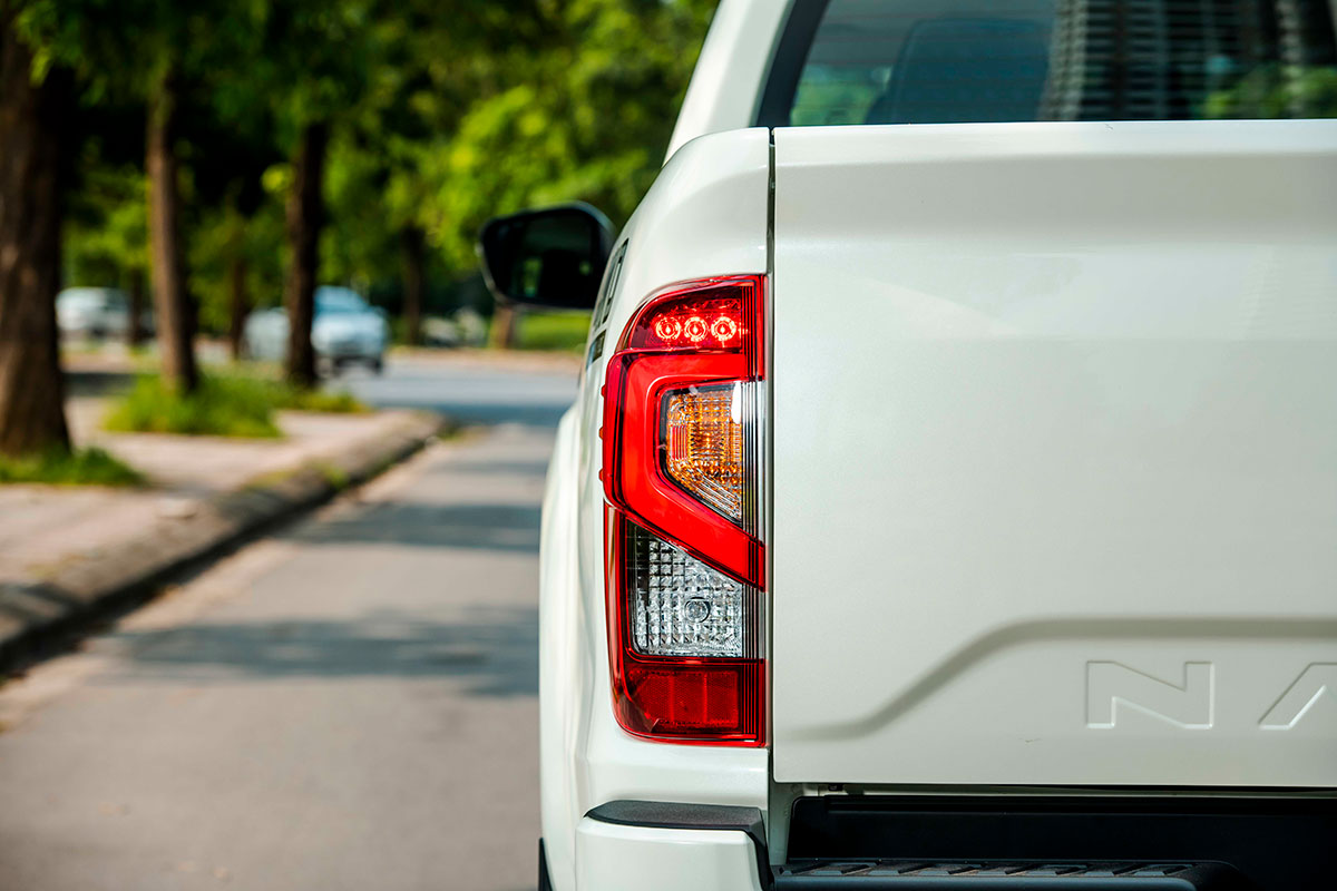 Chốt giá 895 triệu đồng, Nissan Navara 4WD 2021 có gì đấu Ford Ranger?a19